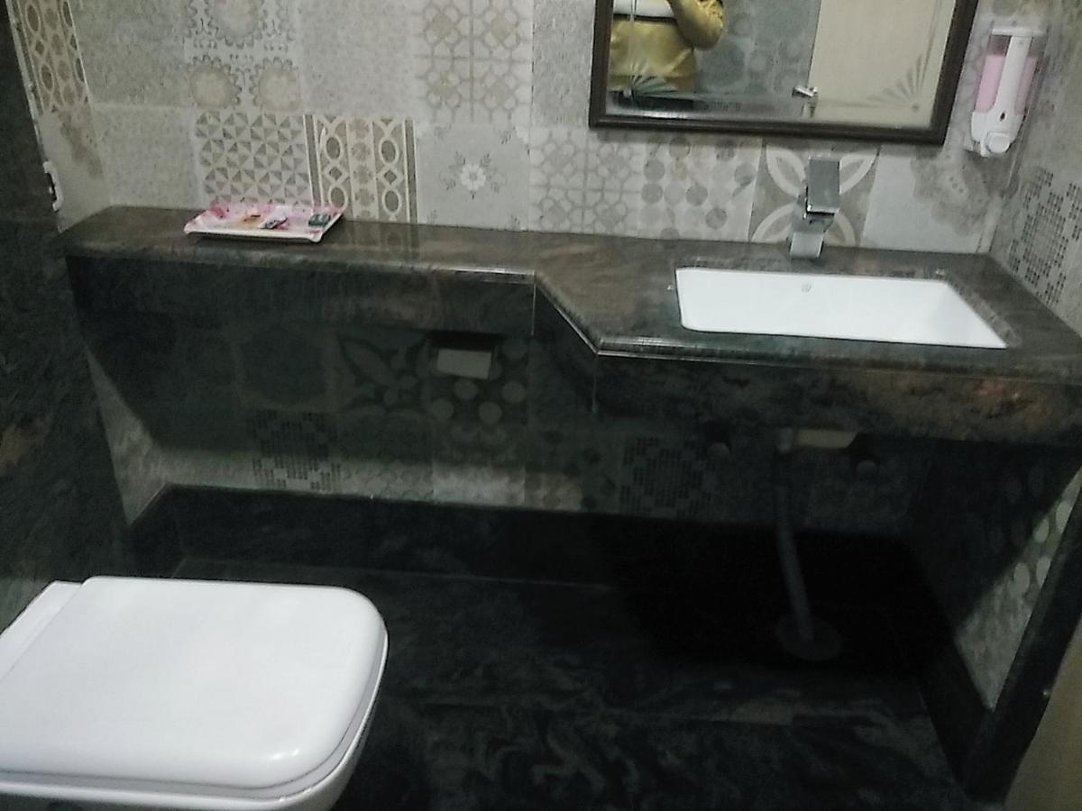 Hotel Manoranjan Inn Lucknow Ngoại thất bức ảnh